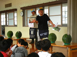 6月20日(水)青果卸売協同組合による出前食育講座が行われました。