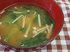 春菊とかぼちゃの味噌汁