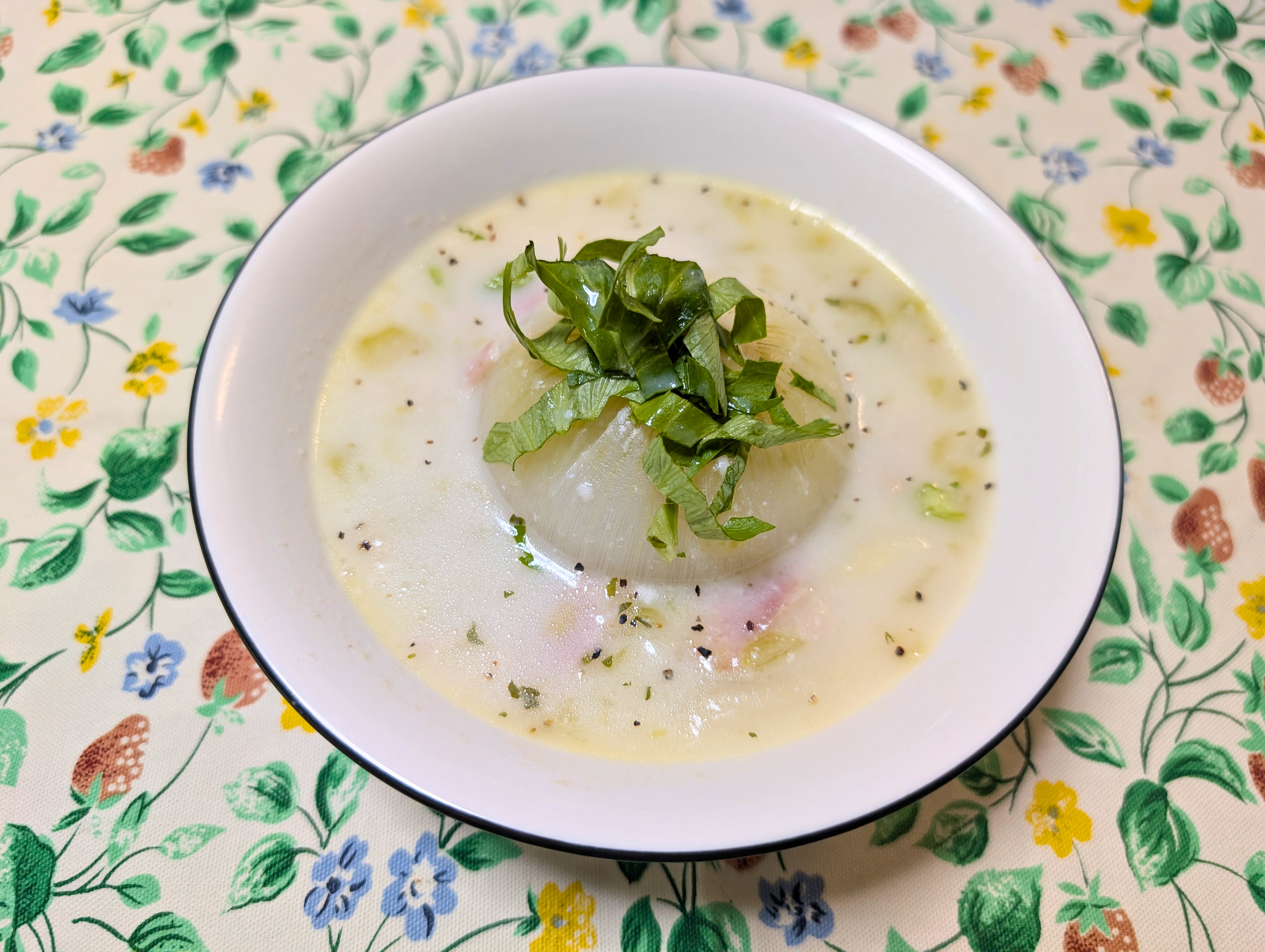 まるごと新玉ねぎのチーズスープ